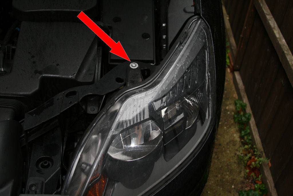 Replacing a ford focus headlight bulb #7